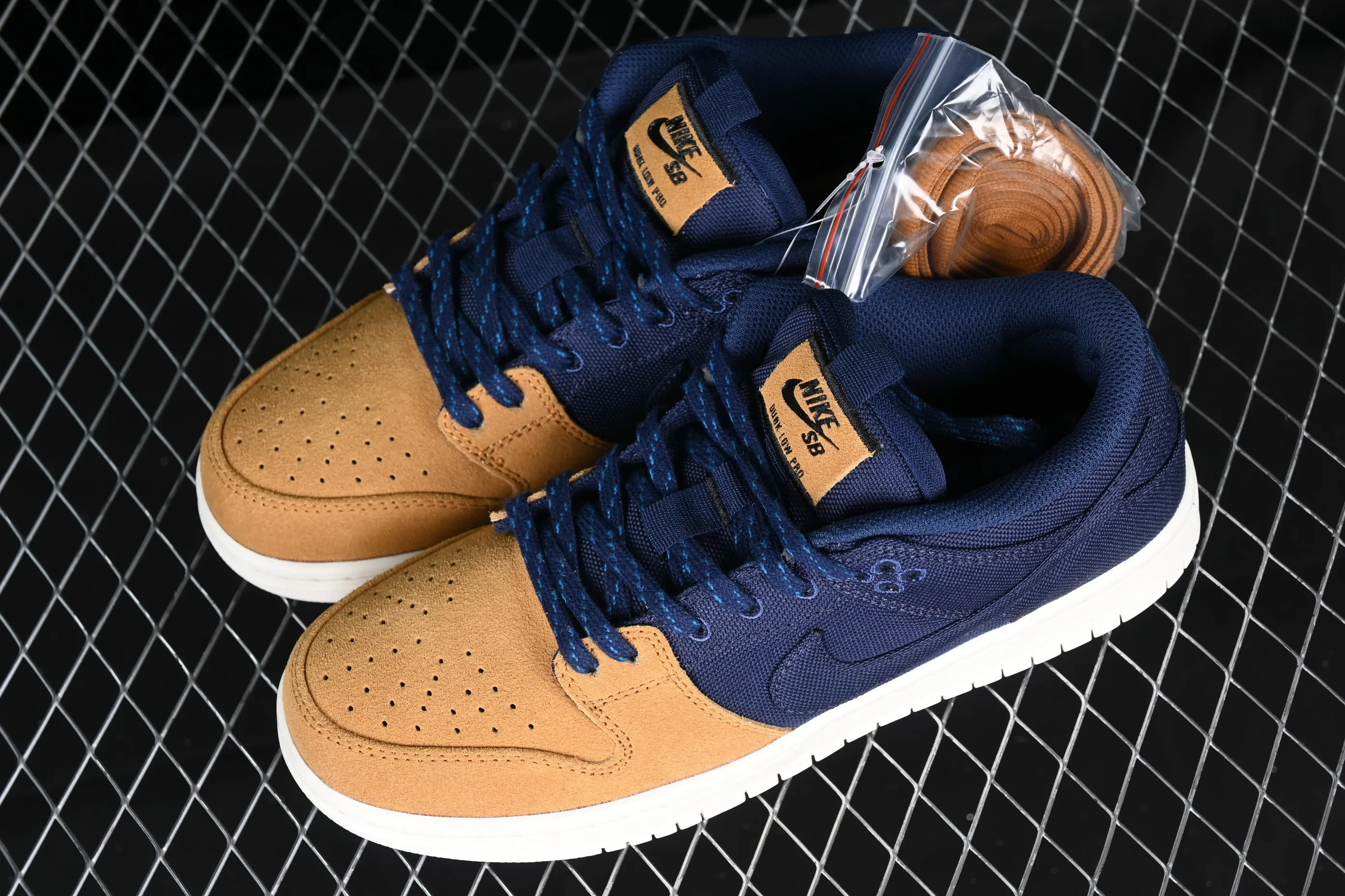 All Categories Nk SB Dunk Series Nk SB Dunk Low Low-top sneakers Nk SB Dunk Low "Midnight Navy" Desert Yellow SB low-top sports and leisure sneakers DX6775-400